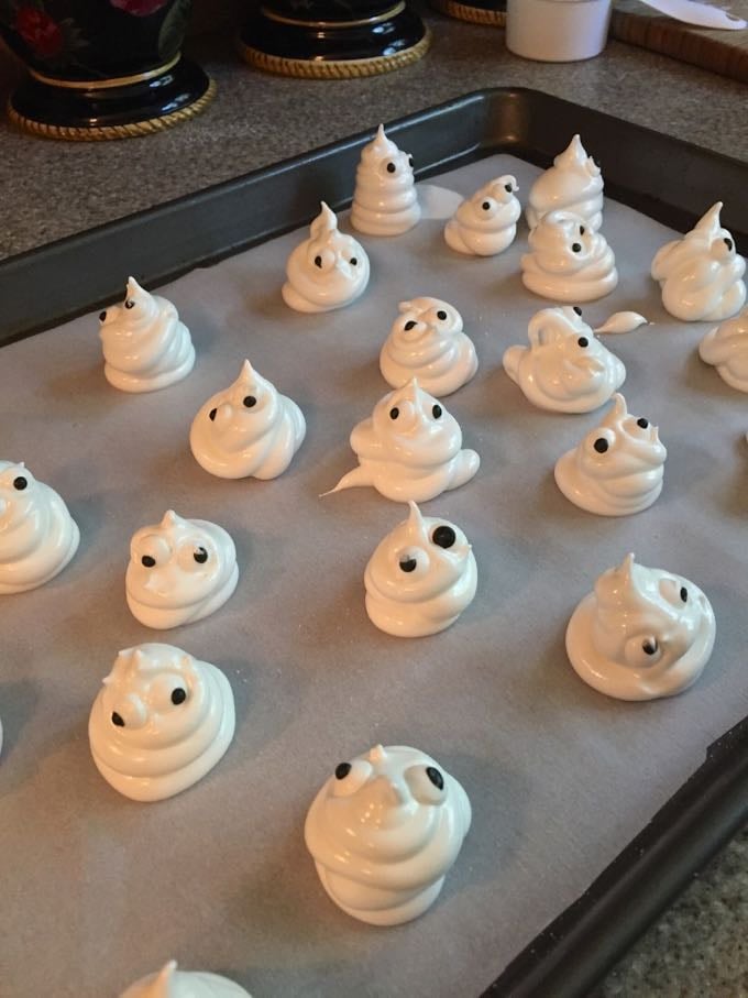 Easy Halloween Meringue Ghosts aren't they the cutest?