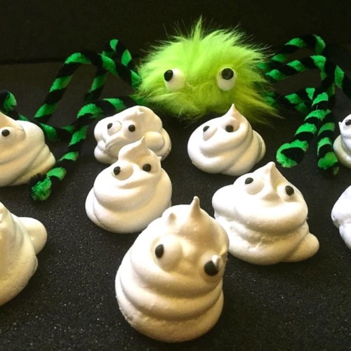 Easy Halloween Meringue Ghosts just in time for the party