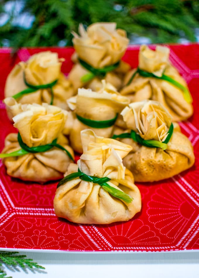 Christmas appetizers in the shape of a purse tied with chives. 