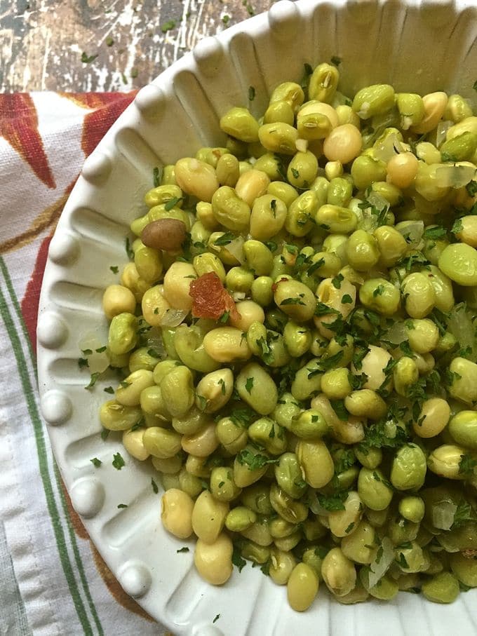 Southern peas in a white bowl topped with parsley.