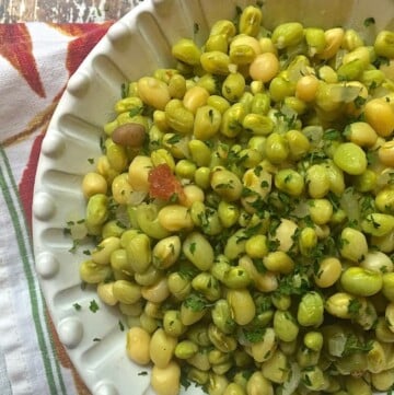A white bowl full of white acre peas.