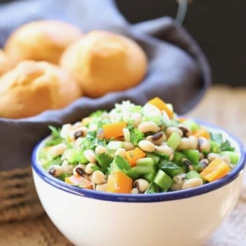 Healthy Blach-Eyed-Pea-Salad ready to serve along with corn muffins