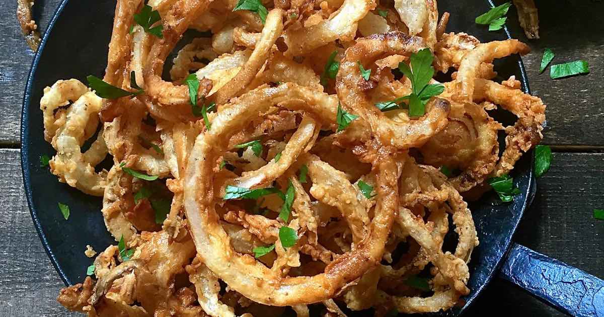 Easy Southern Fried Onion Rings Recipe | gritsandpinecones.com