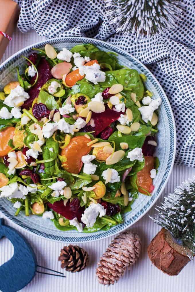 A colorful Christmas salad with clementines. 