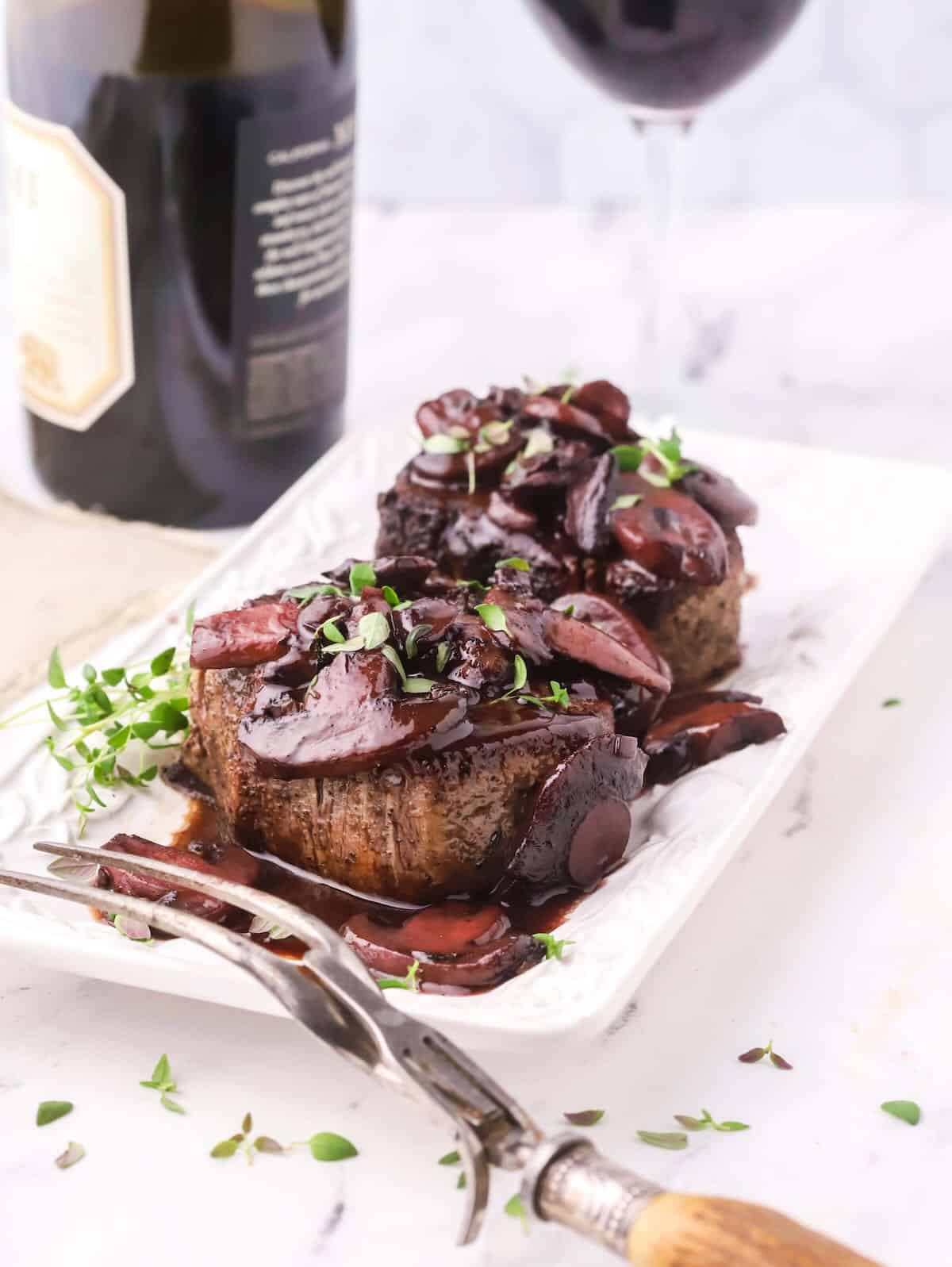 Bakterie attribut Fantasifulde Filet Mignon with Red Wine Mushroom Sauce | gritsandpinecones.com