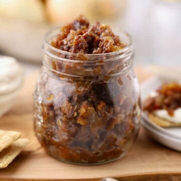 Bourbon bacon onion jam made with caramelized onions, crispy bacon, bourbon, and balsamic vinegar,served in a glass jar.