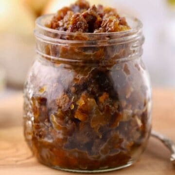 Bourbon bacon onion jam made with caramelized onions, crispy bacon, bourbon, and balsamic vinegar, served in a glass jar.